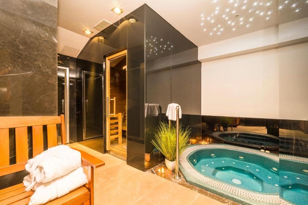 Jacuzzi and sauna wellness area